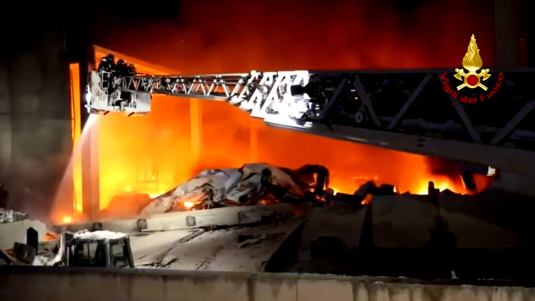 Incendio a Gricignano di Aversa.Fiamme in un capannone logistico - sestante.tv