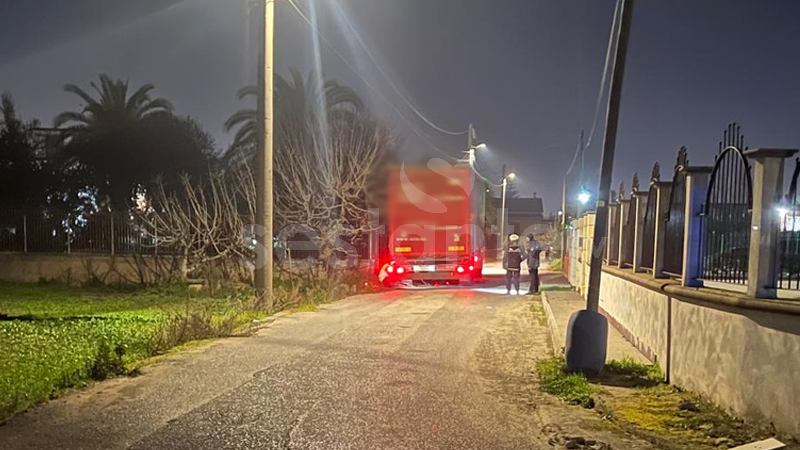 Angri. Camion incastrato in via Canneto II, denunciato l'autista _ sestante.tv