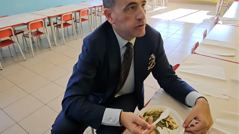 Pasquale Aliberti mangia i pasti della refezione scolastica _ sestante.tv