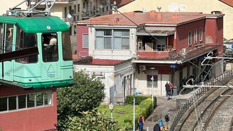 Castellammare di Stabia. Cavo funivia si sgancia,16 passeggeri bloccati in quota- Foto Corriere del Mezzogiorno