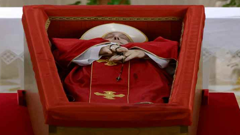 Il Rosario di Pompei nella mani di Papa Francesco _ sestante.tv (foto Ansa)