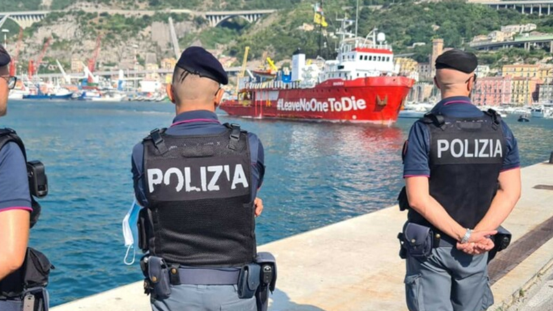 Salerno. Sbarco migranti _ sestante.tv (foto questura)