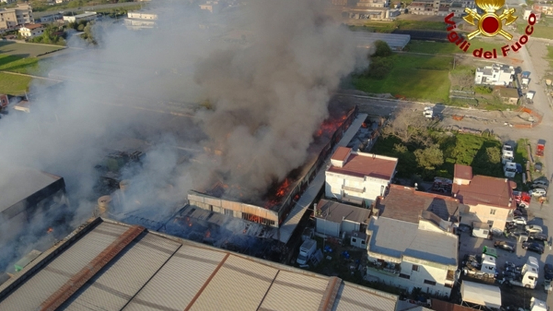 Scafati. Incendio alla ex Helios _ Sestante.tv