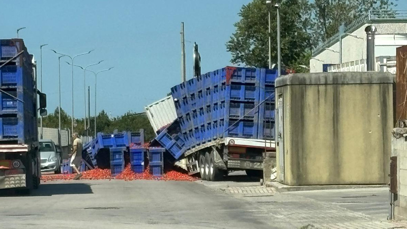 Angri. Via Santa Maria. Si ribalta il TIR