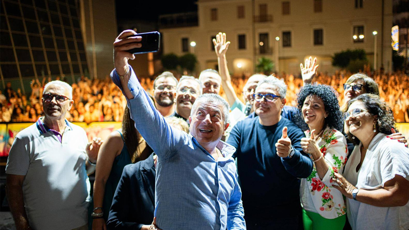 Nostalgia '90. Piazza gremita a Sarno che canta i successi di un’epoca