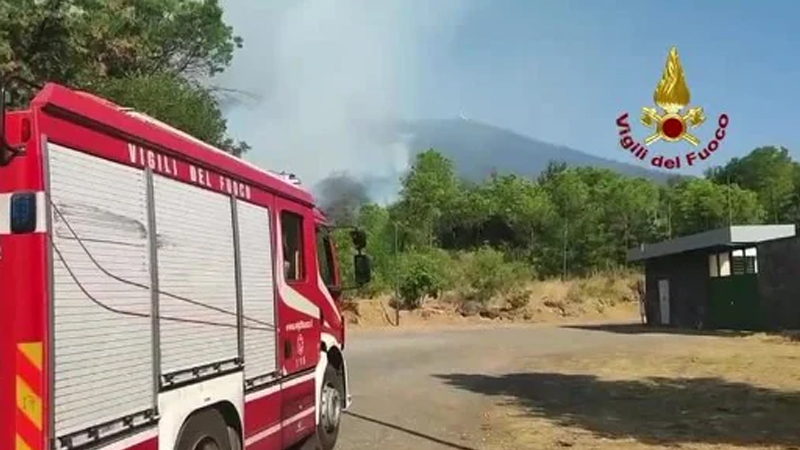 Vesuvio incendio. Vigili del fuoco - Fotoweb