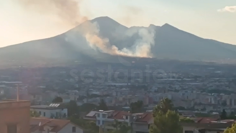 Vesuvio. Brucia il parco a Terzigno
