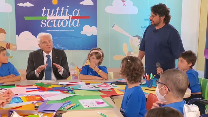 Sergio Mattarella a Napoli nelle scuole - Rainews