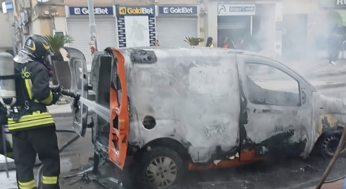 Incendio a Via Adriana, nei pressi dell'ingresso del Circolo didattico