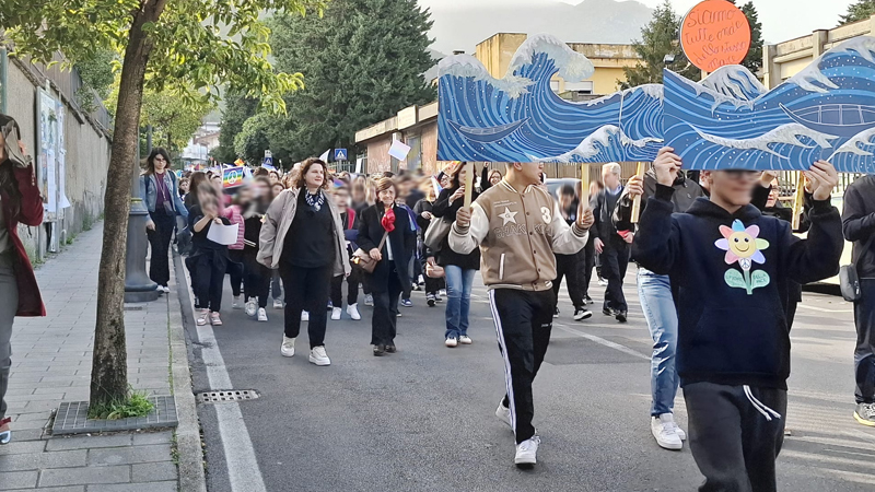Pagani. La Scuola Media A. Criscuolo ha marciato per la pace - sestante.tv
