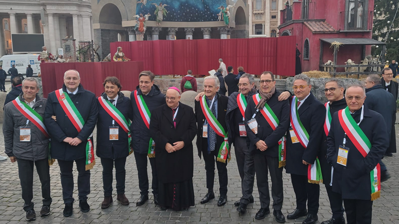 I sindaci dell'agro senza Cosimo Ferraioli con il Vescovo Giuseppe Giudice