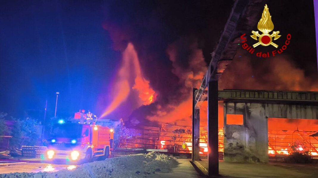 Sarno incendio alla termoplast - sestante.tv