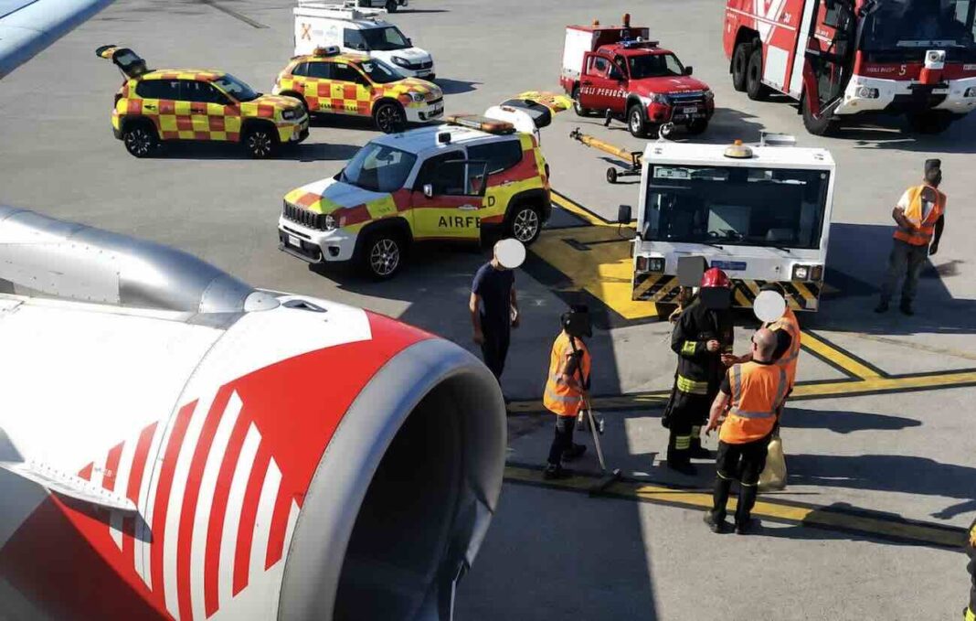 Capodichino, trattorino da traino urta aereo - sestante.tv dal web