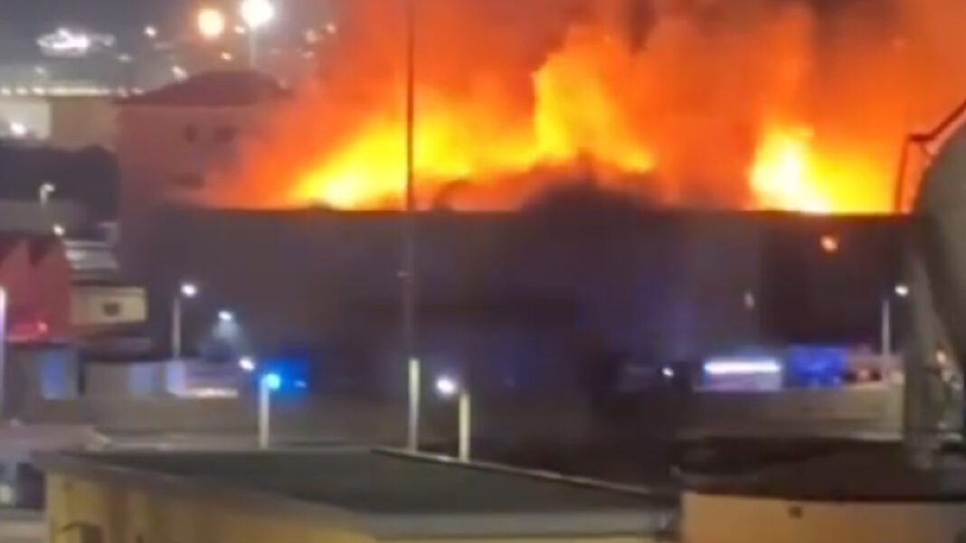 Napoli, incendio distrugge capannoni nella zona di Gianturco