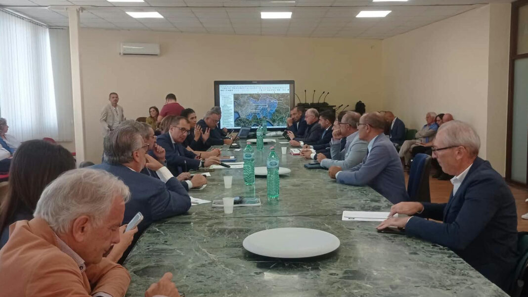 Riunione a Napoli con la Regione Campania e i sindaci dei Comuni del bacino idrografico del Sarno - sestante.tv