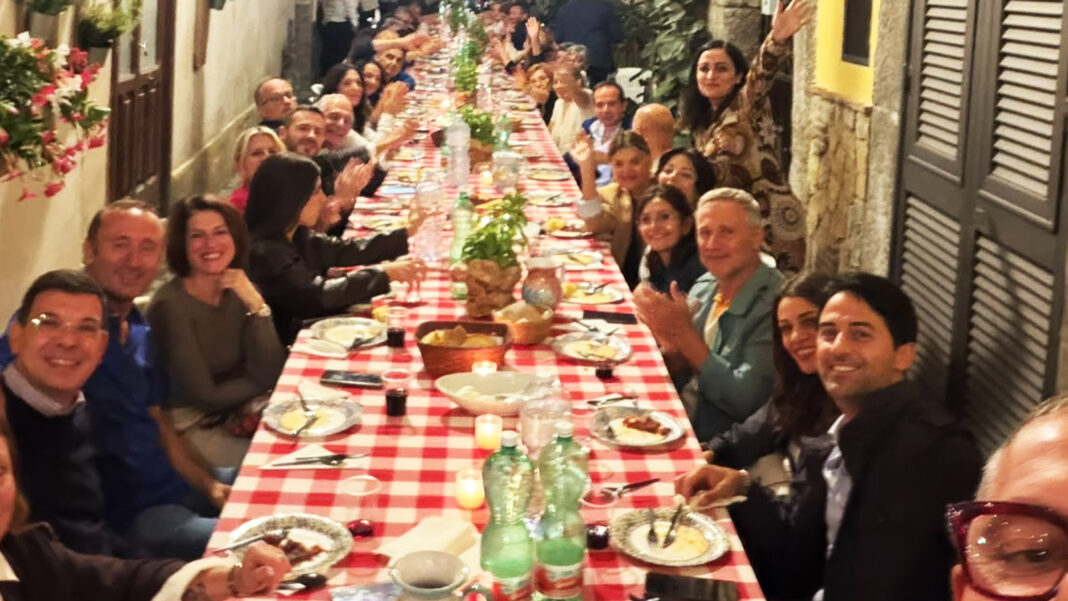 Angri e la Tavolata solidale in Via di Mezzo - sestante.tv